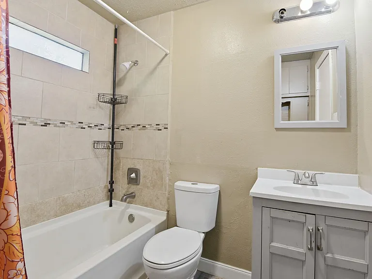 1109 E Walker St — Photo 5