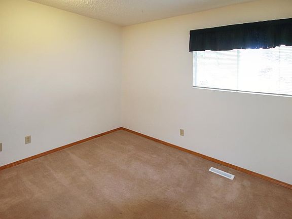5th image of 66 Pensacola Ct W