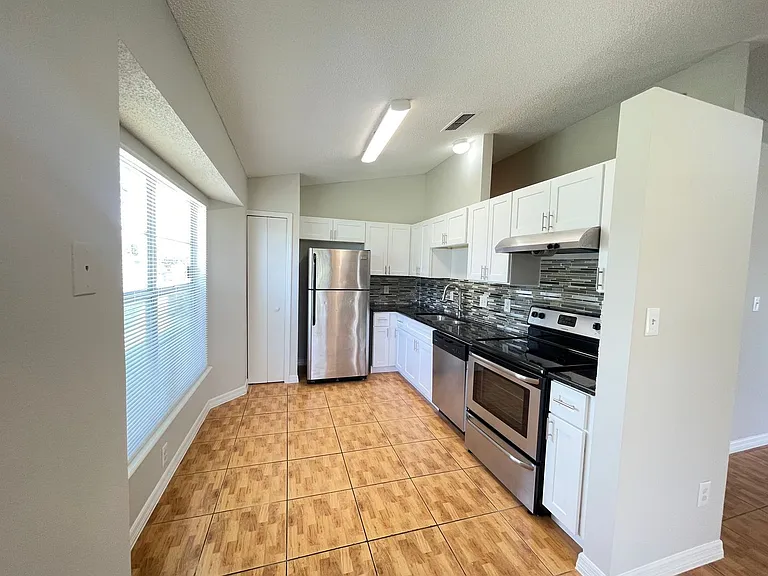 313 San Gabriel St — Photo 8