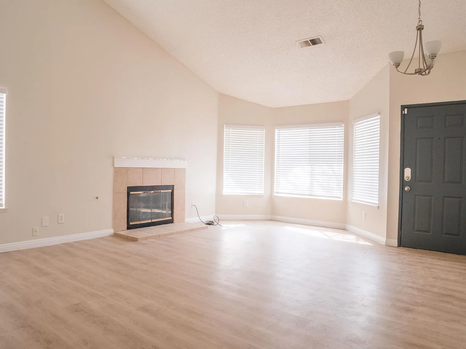 3 bed, 1229 sqft, $2,675 — Photo 3