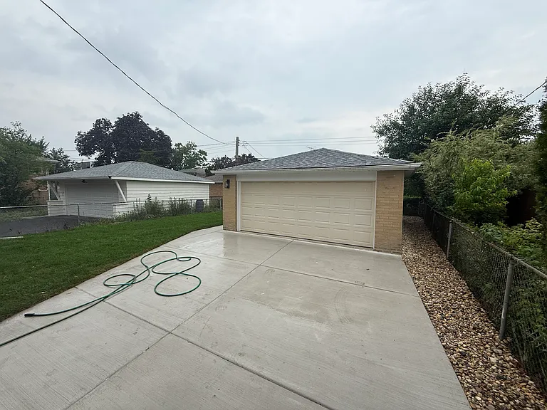 4521 N Plainfield Ave — Photo 4