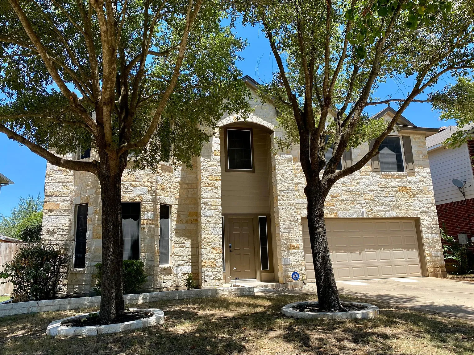 4 bed, 2.5 bath, 2803 sqft, $2,500 — Photo 2