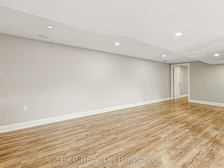10 Queen Anne Cres — Photo 32