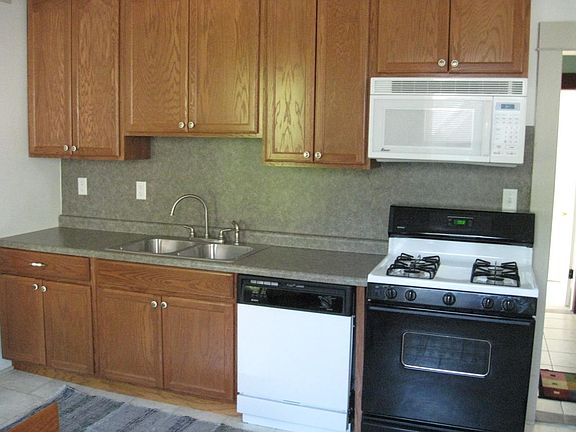 Kitchen Appliances & Cabinets