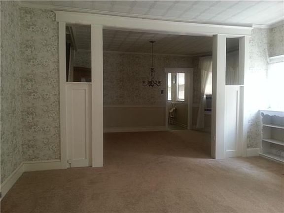 Living rooms w/9ft ceilings.