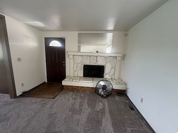 2nd image of 819 Castle Gate Cir