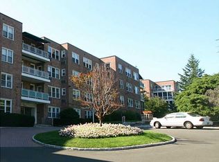3 Putnam Hl APT 2E, Greenwich, CT 06830