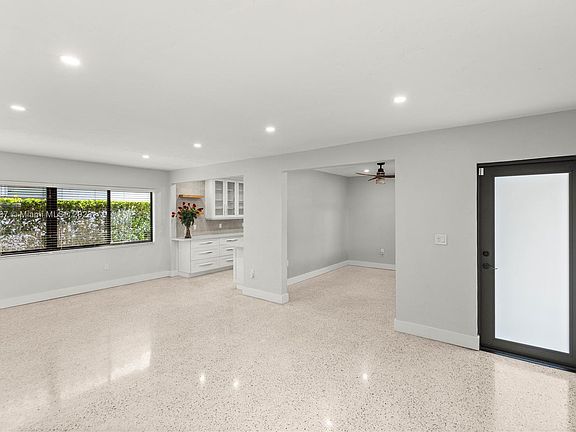 4th image of 1540 Robbia Ave