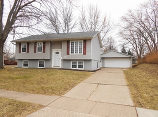 1795 Tam O Shanter Dr, Bettendorf, IA