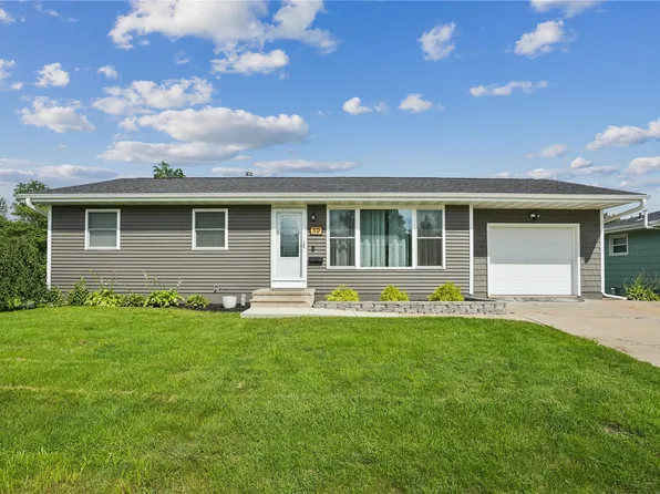 119 La Salle Dr SW, Van Horne, IA 52404