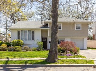 1 Newport Dr, Hewlett, NY 11557