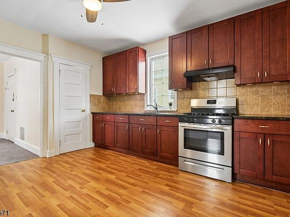 3rd image of 7 Beekman St APT 2