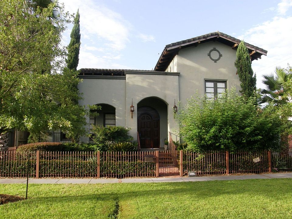 Spanish/Mediterranean style home in Houston heights. Built by Pyramid Builders