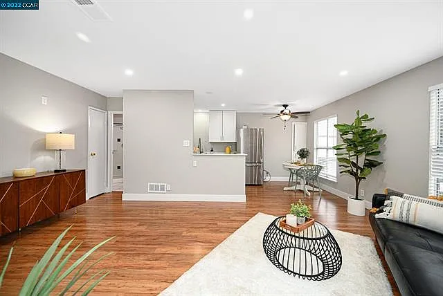 3 bed, 1099 sqft, $3,100 — Photo 3