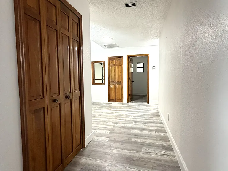 1095 E Graves Ave — Photo 4