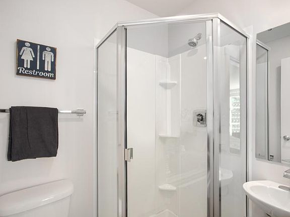 5th image of 4046 8th Ave NE APT 422