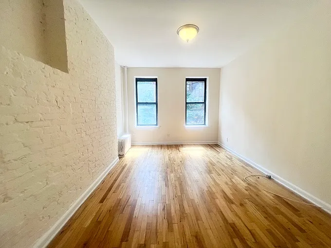 325 E 54th St #1B — Photo 1