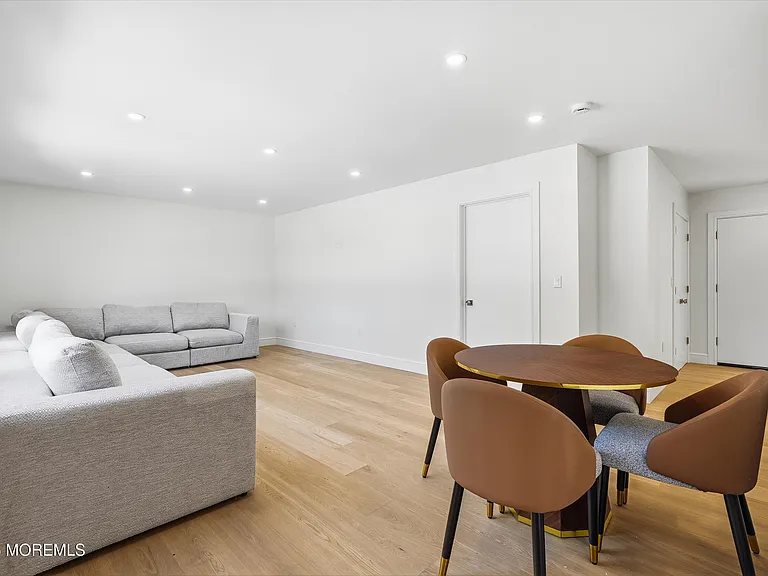 19 Roslyn Dr — Photo 24