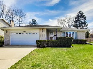 1223 W Robin Ln, Mount Prospect, IL 60056