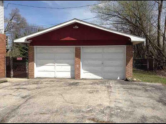 Detached garage