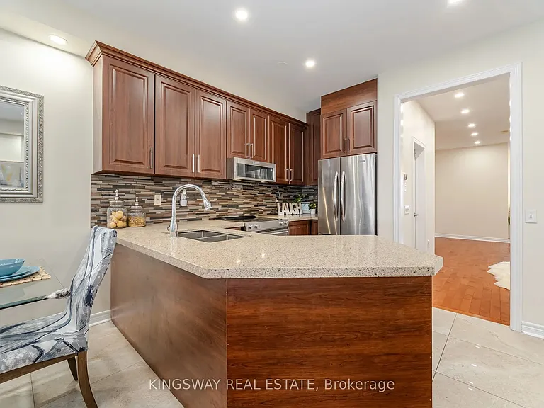 803 Khan Cres — Photo 12