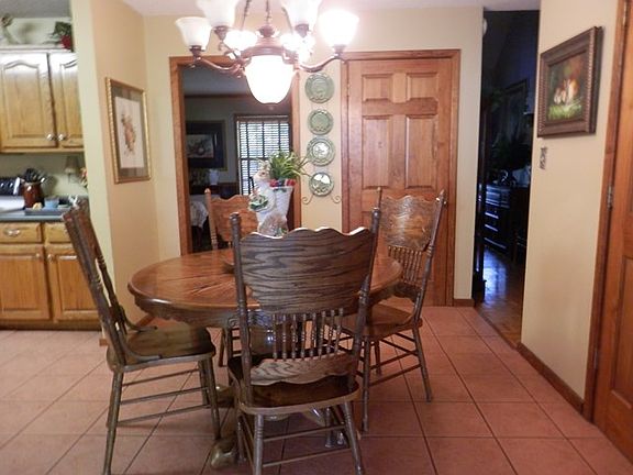 3rd image of 110 Vinland Cir