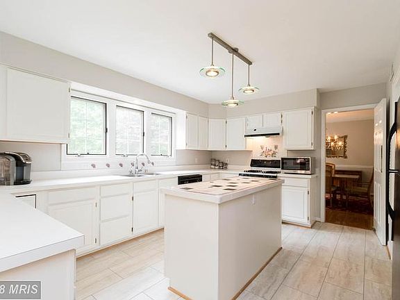 Kitchen w/ center island