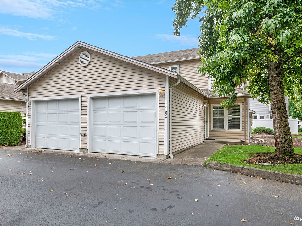 Welcome to this premium location within the sought-after Northbridge neighborhood of townhomes. This end unit is also on a corner lot, so no neighbors close by on the three sides.>