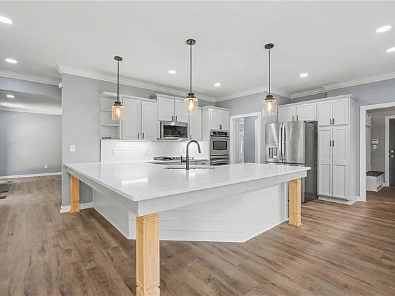 5th image of 520 Youngstown Ct