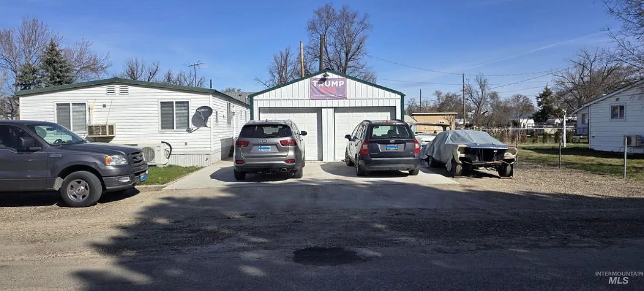 3 bed, 920 sqft, $1,800 — Photo 2