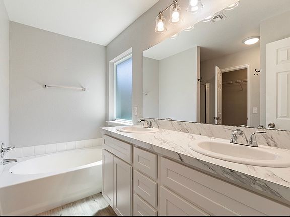 4th image of 1908 E View Dr