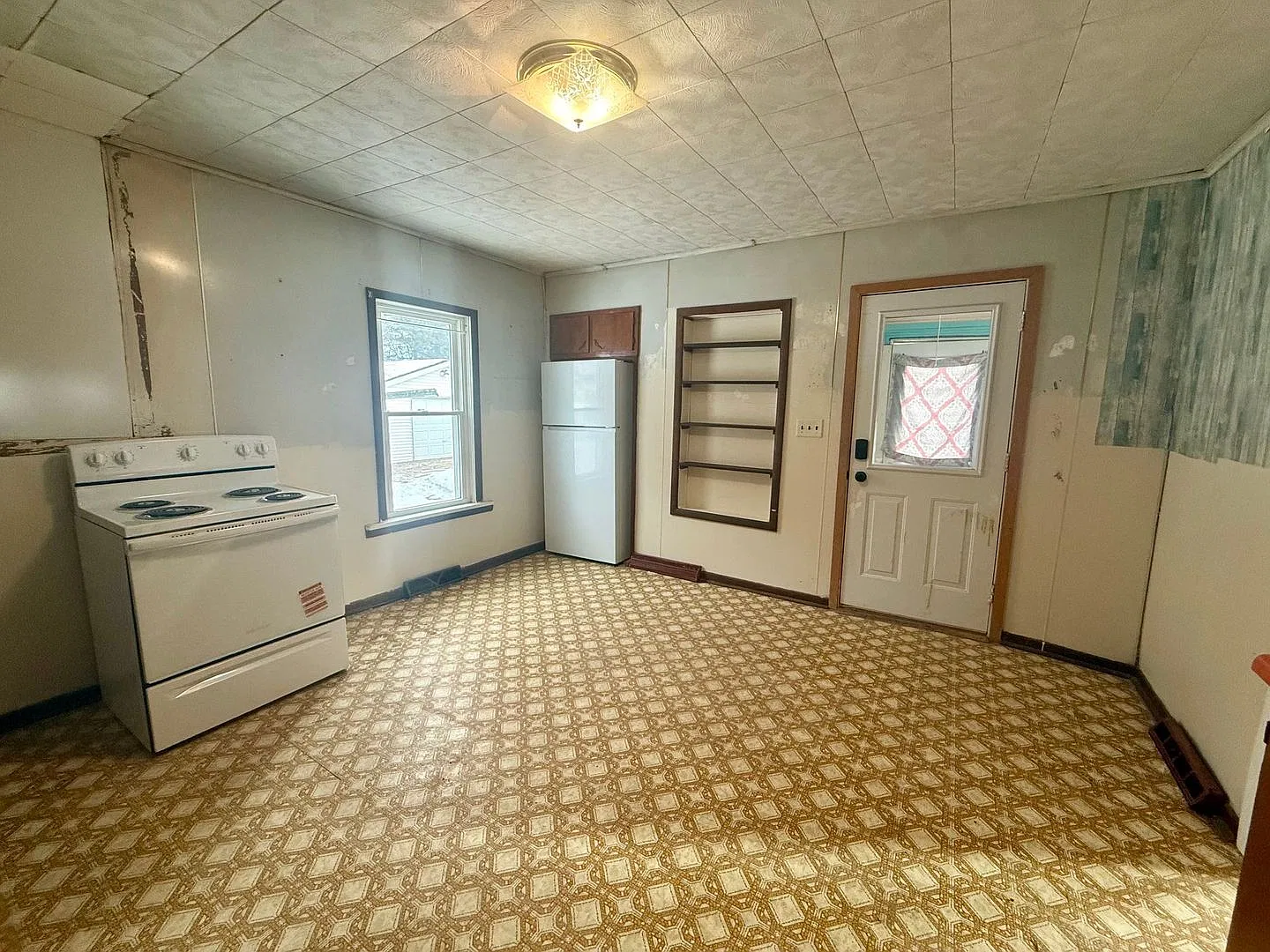 3 Bed 1 Bath Single Family Home in White Lake — Photo 3