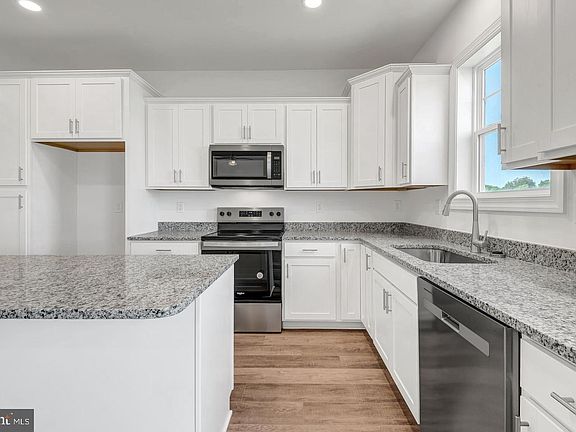 5th image of 105 Bailey Dr