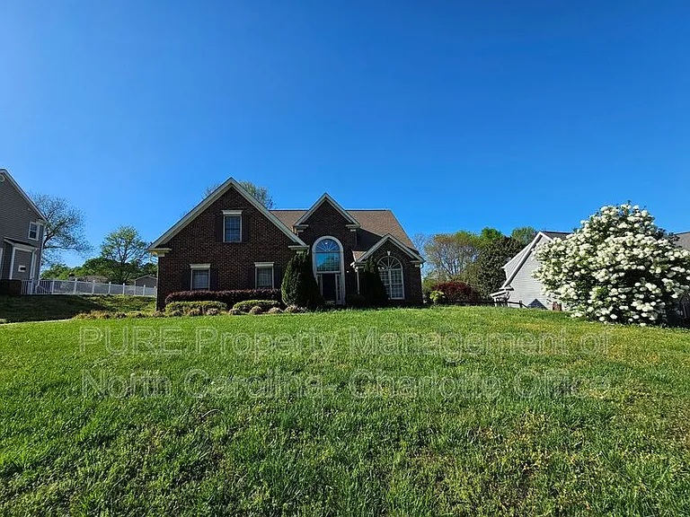 151 Woodfern Pl — Photo 3