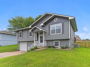 209 E 17th St, Kearney, MO 64060