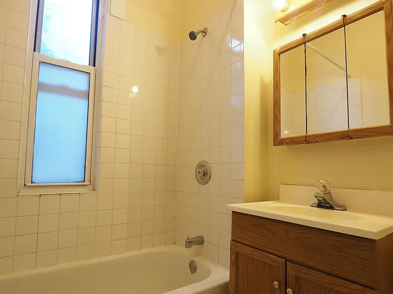 2138 N Sheffield Ave #2R — Photo 8