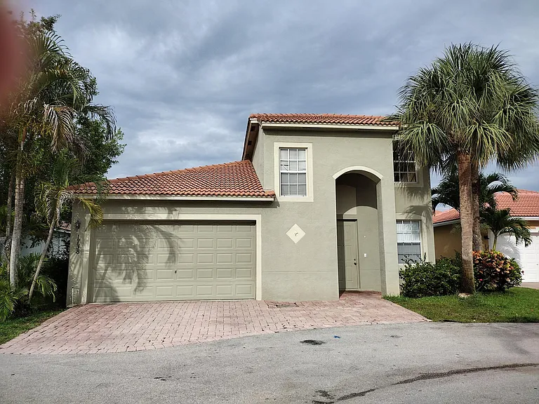 1738 Pierside Cir — Photo 1
