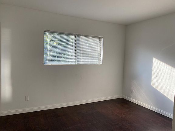 5th image of 963 Edgecliffe Dr #30