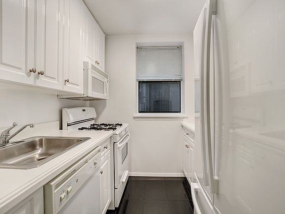 5th image of 365 W 52nd St APT 4H