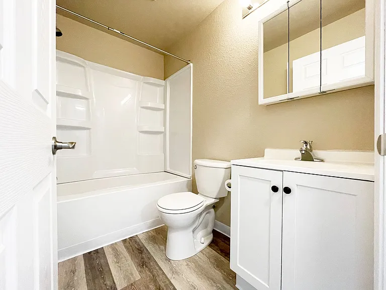 Royal Suites Apartments on Minot's North Hill — Photo 19