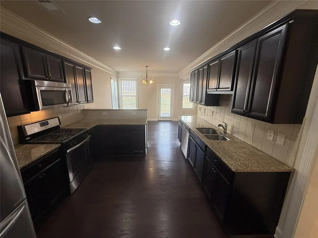 4 bed, 2.5 bath, 2483 sqft, $2,600 — Photo 2