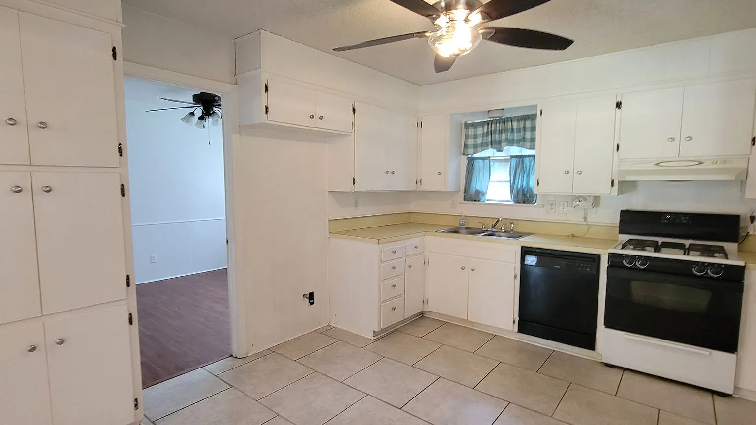 Gorgeous 3 bedroom/1.5 bath home! — Photo 2