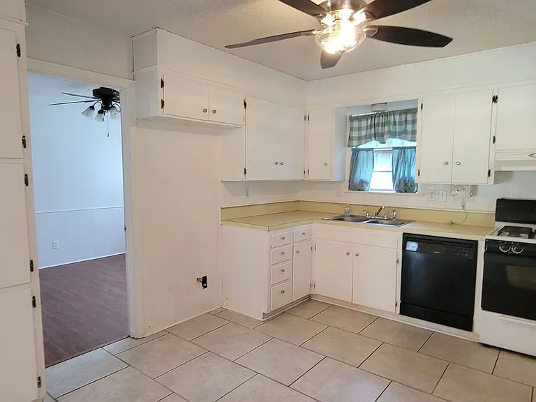 644 Kings Towne Pl — Photo 2