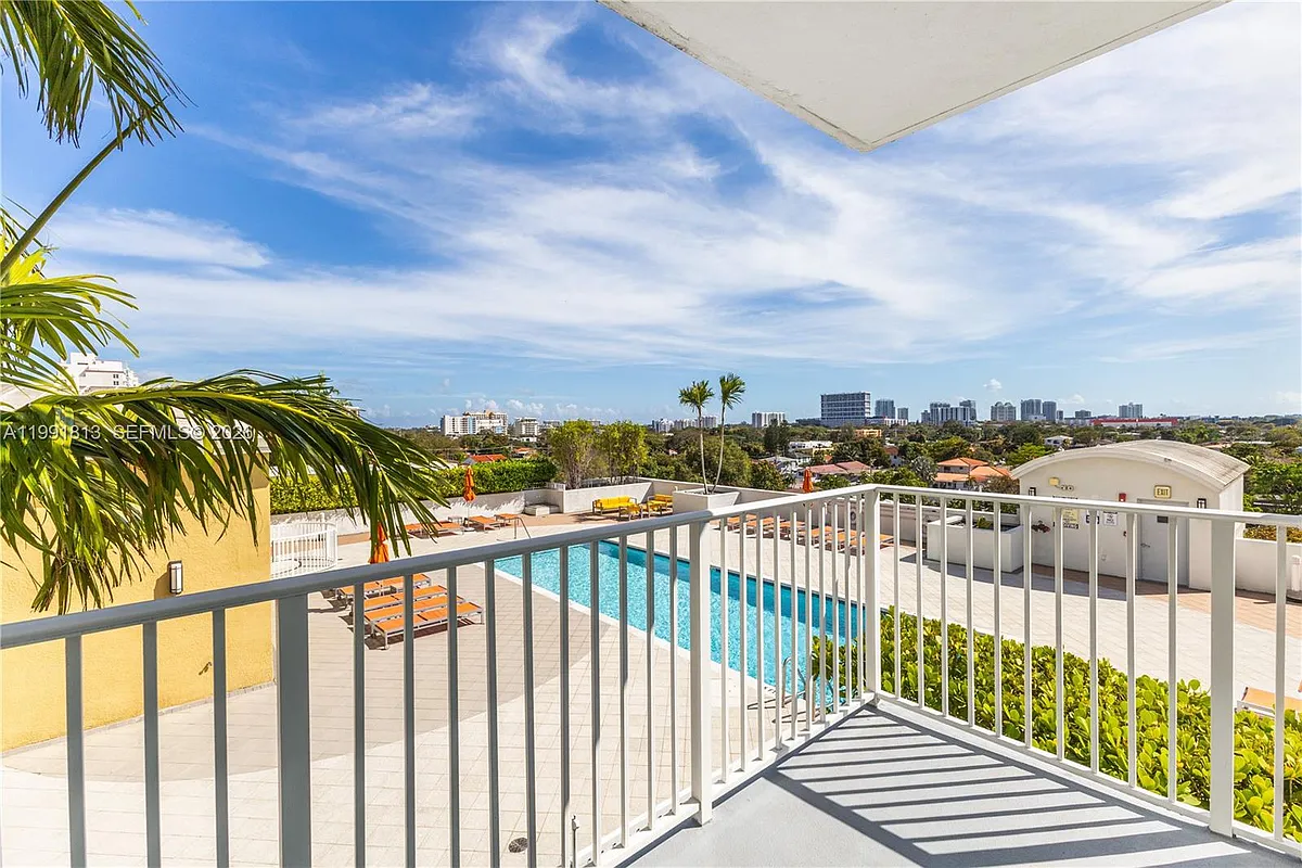 Building Photo - 3180 SW 22nd St #601