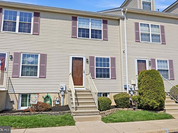 2nd image of 33 Carriage Knoll Ct