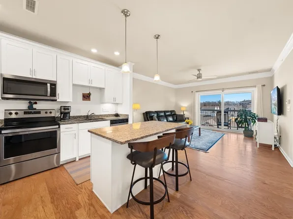 2 Francis Dr #403, Andover, MA 01810