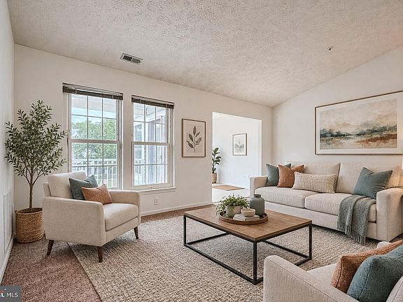 3rd image of 1470 Greenbriar Cir #2