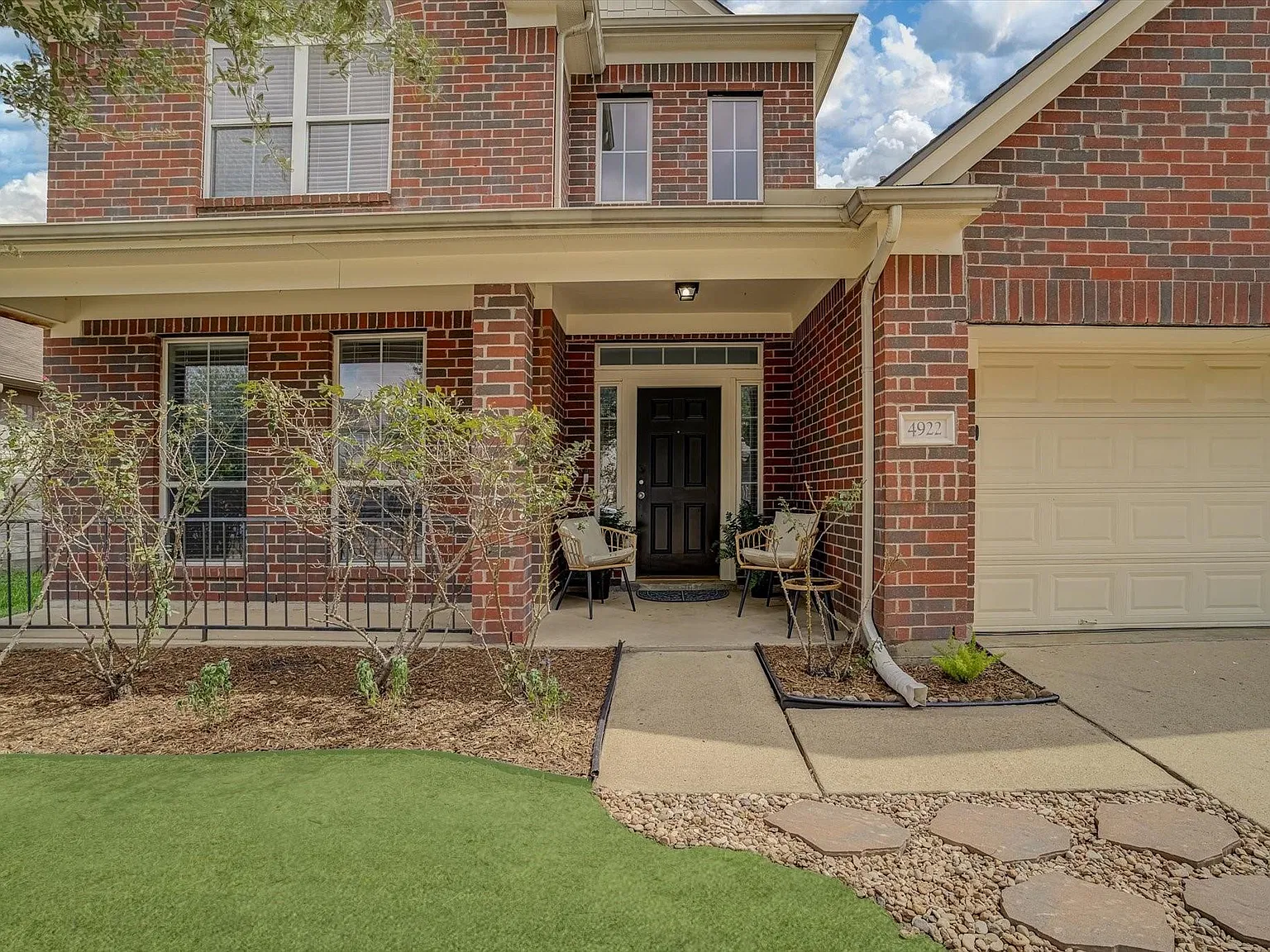 5 bed, 3.5 bath, 4605 sqft, $3,200 — Photo 1