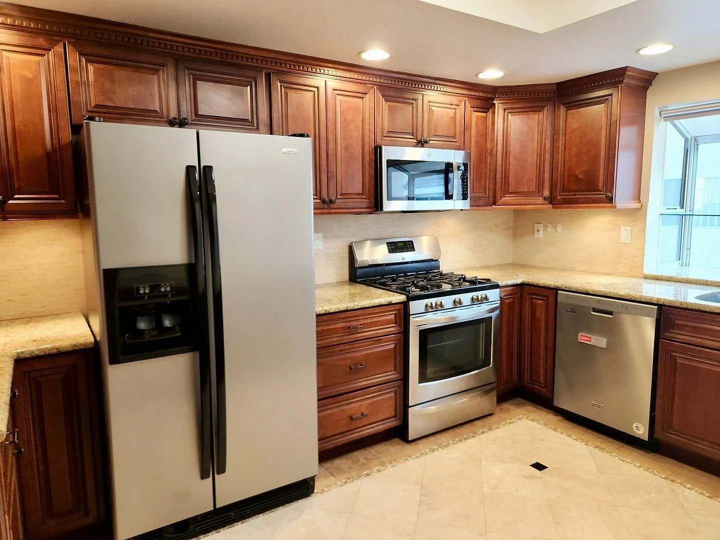 Remodeled 3 bedroom townhome in Torrance — Photo 3