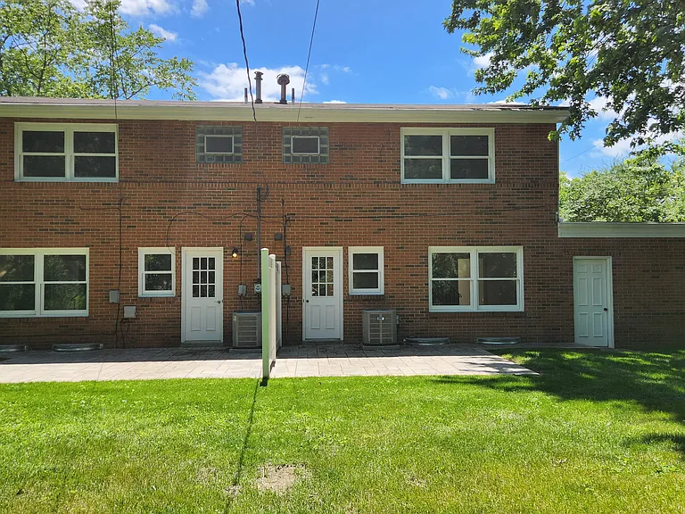 210 E North St — Photo 15